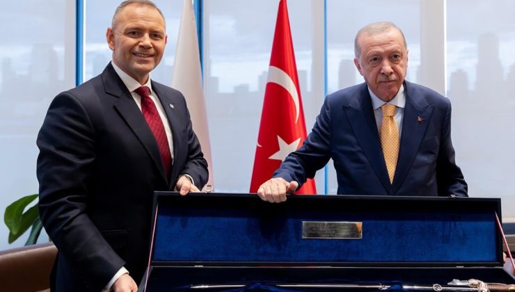 Erdoğan'ın tabanca verdiği liderden sürpriz hediye
