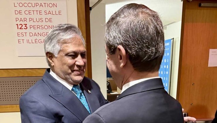 Ertuğruloğlu, Pakistan Dışişleri Bakanı Mohammad Ishaq Dar'la görüştü