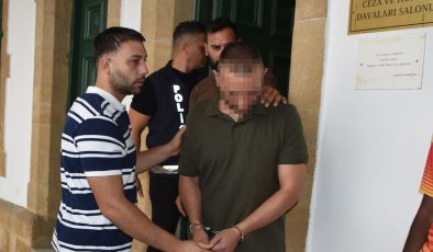 Evinden iki silah ve üç çeşit uyuşturucu çıktı!