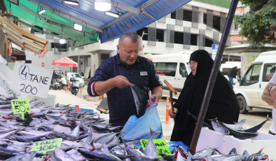 Fiyatı 100 liranın altına düşünce ikişer üçer kapıştılar: Duyan balıkçı tezgâhlarına akın ediyor