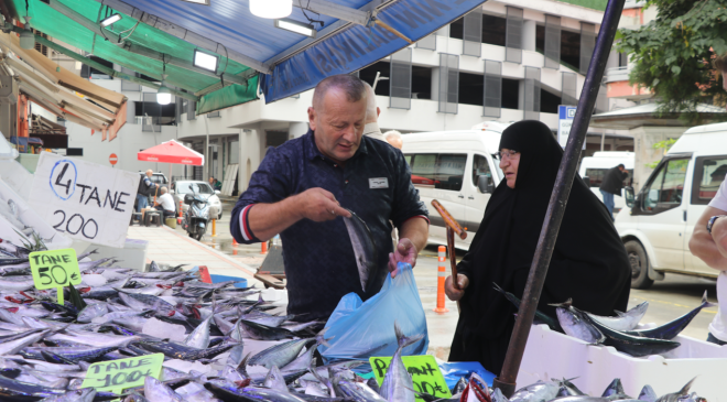 Fiyatı 100 liranın altına düşünce ikişer üçer kapıştılar: Duyan balıkçı tezgâhlarına akın ediyor