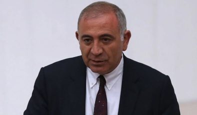 Görevine son verilen Gürsel Tekin gitmiyor