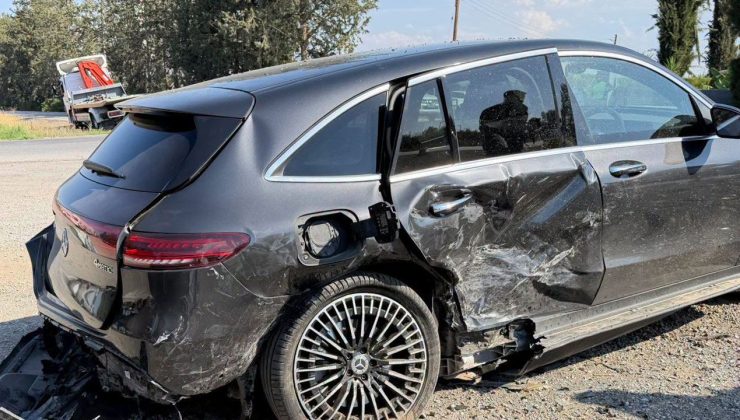 Güzelyurt’ta kaza: Sürücü araçta sıkıştı