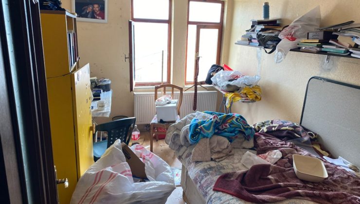 İhbar üzerine kapıyı açan ekipler gözlerine inanamadı: Evden 1 ton çöp çıktı