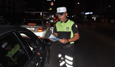 Trafik denetimlerinde 2.576 araç sürücüsü kontrol edilirken 15 araç trafikten men edildi. 1 kişi tutuklandı