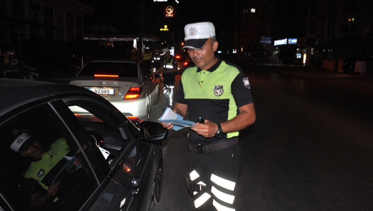 Trafik denetimlerinde 2.576 araç sürücüsü kontrol edilirken 15 araç trafikten men edildi. 1 kişi tutuklandı
