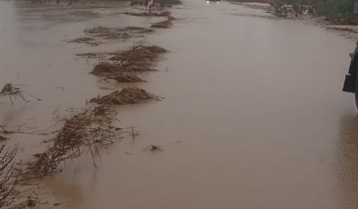Yılmazköy-Kılıçaslan Anayolu dere taşması nedeniyle trafiğe kapatıldı