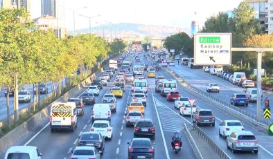 İstanbul’da okullar açıldı, trafik çilesi başladı