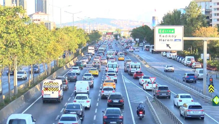 İstanbul’da okullar açıldı, trafik çilesi başladı