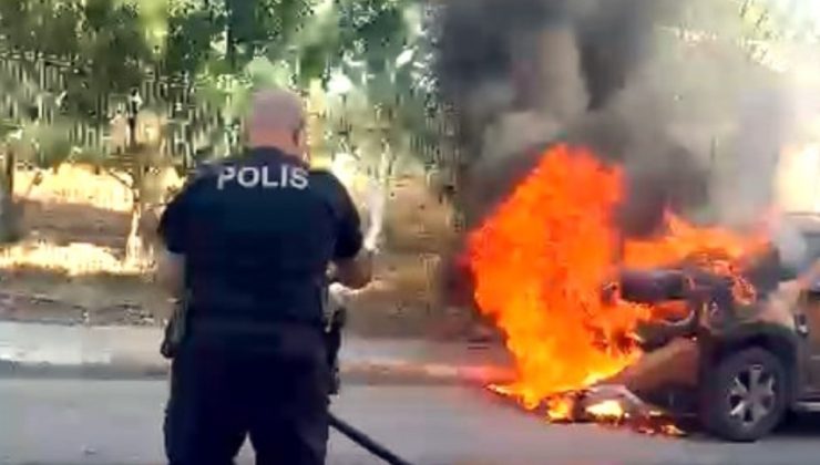 İstanbul’da seyir halindeki otomobil alev aldı: Polisler imdadına koştu