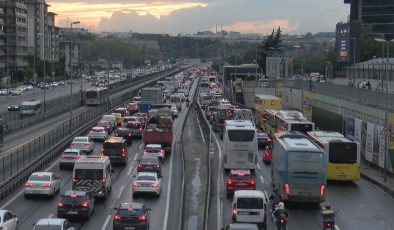 İstanbul’da trafik kilitlendi: Yoğunluk yüzde 78’e ulaştı