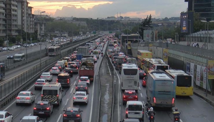 İstanbul’da trafik kilitlendi: Yoğunluk yüzde 78’e ulaştı