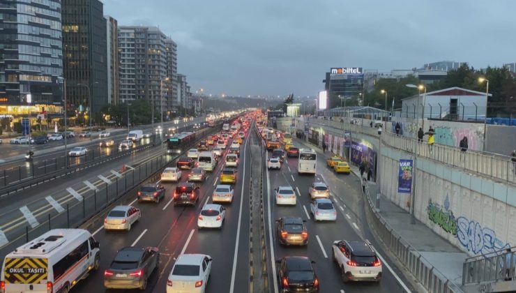 İstanbul'da akşam trafiği: Harita kırmızıya döndü