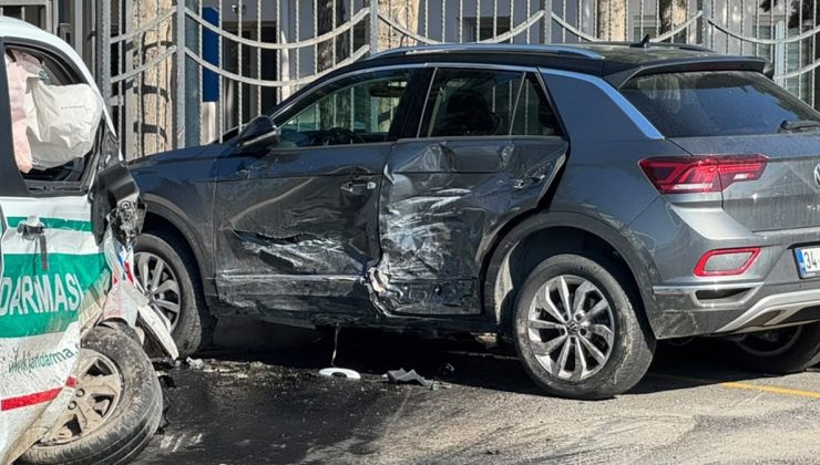 İstanbul'da jandarma aracı kaza yaptı! Yaralılar var
