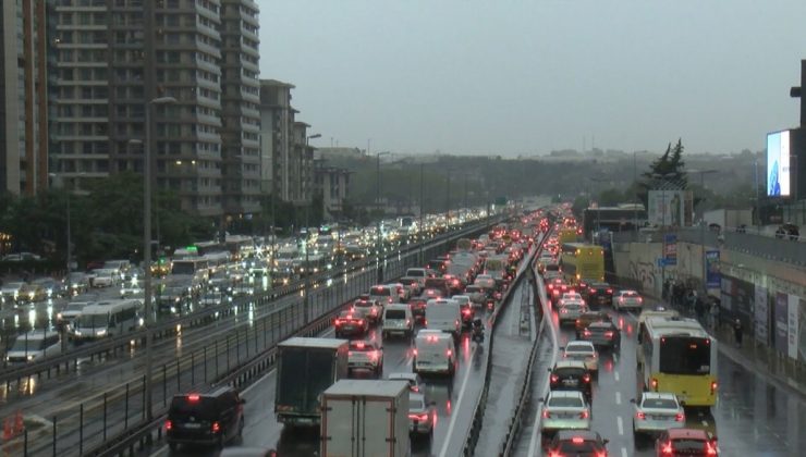 İstanbul'da trafik kilitlendi, yollar kırmızıya büründü