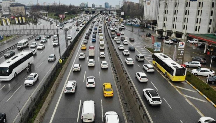 İstanbul'da yağmur trafiği kilitledi: Anadolu Yakası'nda yoğunluk %83'e ulaştı!