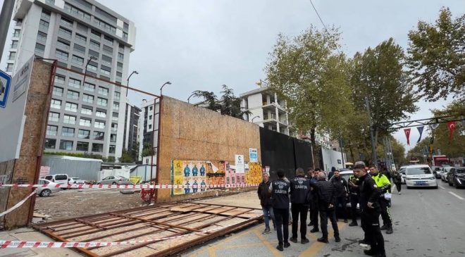 Kadıköy'de dehşet! İnşaatın dış koruma kaplaması yayaların üzerine devrildi