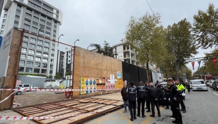 Kadıköy'de dehşet! İnşaatın dış koruma kaplaması yayaların üzerine devrildi