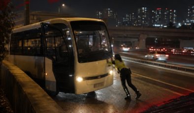 Kadın polis arızalanan midibüsü iterek yol kenarına çekti