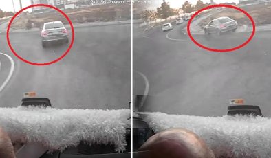 Kaldırımda yürüyen anne ve çocuklarına otomobil çarptı: Annenin durumu ağır
