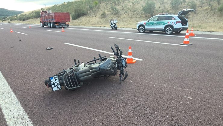 Kamyona çarpan motosiklet sürücüsü feci şekilde can verdi