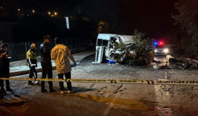 Karabük’te minibüs kontrolden çıktı: Tabela, direk ve ağaca çarptı, 6 kişi yaralandı