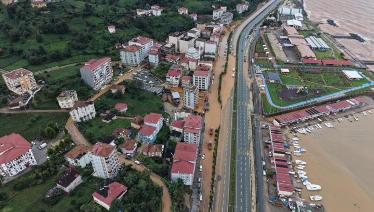 Karadeniz’de sağanak kabusu: Evler tahliye edildi, yollar kapandı!