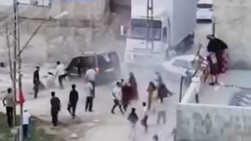 Kavga edenlerin arasına araçla daldı! Çok sayıda yaralı var