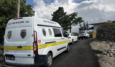 Kayalardan kopan parçalar çocuğun üzerine düştü