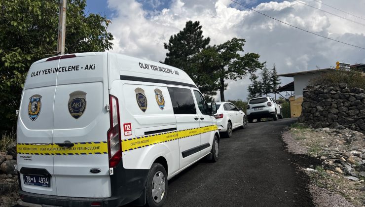 Kayalardan kopan parçalar çocuğun üzerine düştü