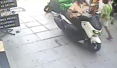 Manevra yapan kuryeye saldırı anı kameralarda