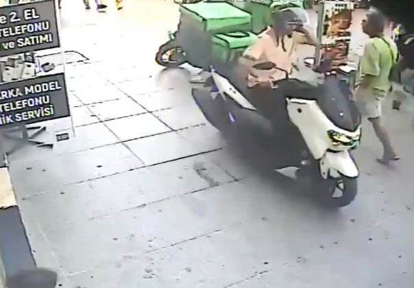 Manevra yapan kuryeye saldırı anı kameralarda