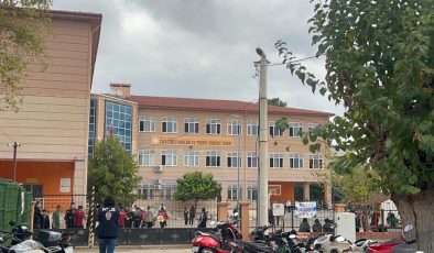 Manisa'da okulda öğrenciler yeniden dersbaşı yaptı