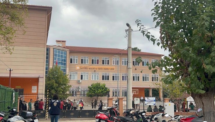 Manisa'da okulda öğrenciler yeniden dersbaşı yaptı