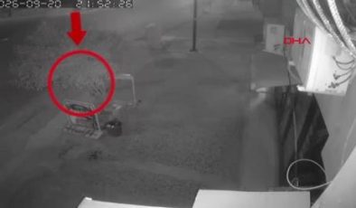 Mersin’de feci kazadan saniyeler önce ortaya çıkan görüntü: Küçük çocuk kıl payı kurtuldu