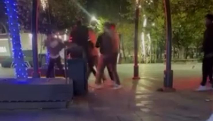 Meydanda tekme ve yumruklu kavga kamerada