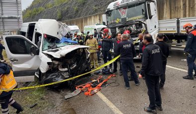 Minibüs ile tırın çarpıştığı kazada ortalık savaş alanına döndü: 1 ölü, 11 yaralı