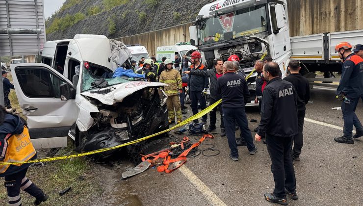 Minibüs ile tırın çarpıştığı kazada ortalık savaş alanına döndü: 1 ölü, 11 yaralı