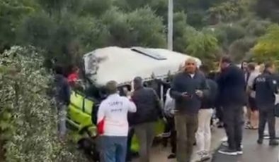 Minibüs su kanalına devrildi: 1 ölü, 2 yaralı