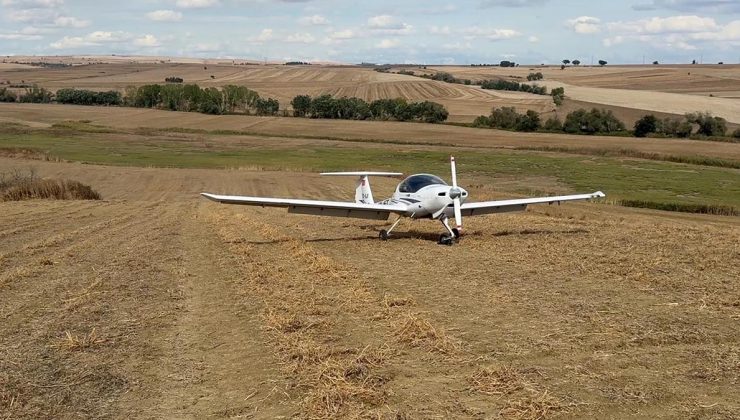Motor arızası yapan eğitim uçağı tarlaya zorunlu iniş yaptı