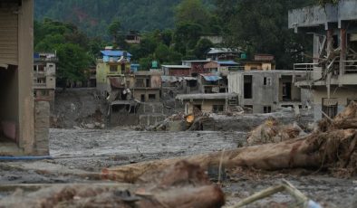 Nepal'deki sel felaketinde hayatını kaybedenlerin sayısı 1451'e yükseldi