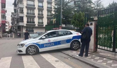 Okul bahçesinde boşanma aşamasındaki eşini bıçakladı