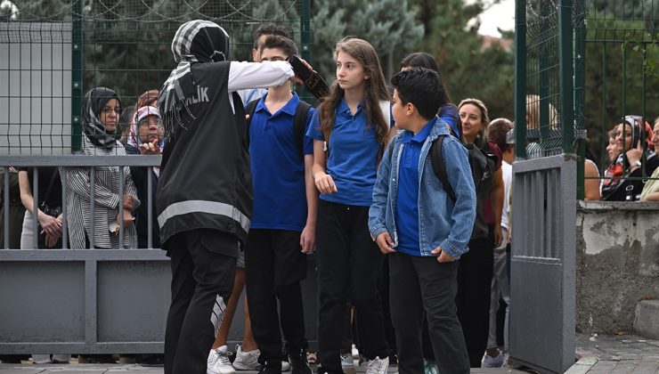 Okullarda dedektör var ama eğitim kitapsız başladı