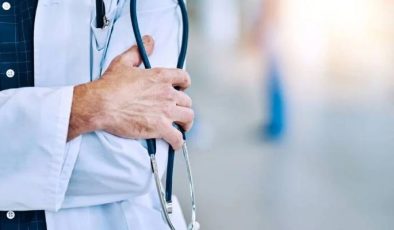 Önce doktoru bıçakladı sonra intihar etti