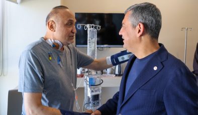 Özgür Özel bıçaklı saldırıda yaralanan Melih Meriç'i ziyaret etti