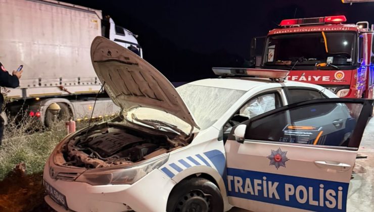 Sakarya’da gece yarısı korkutan kaza! TIR radar aracına çarpıp kamyona savruldu