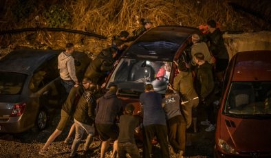 Sel nedeniyle çöken yolda çok sayıda araç hasar gördü