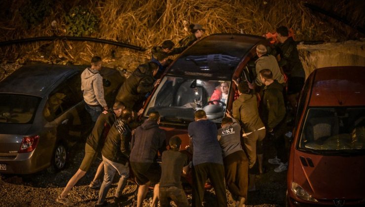 Sel nedeniyle çöken yolda çok sayıda araç hasar gördü
