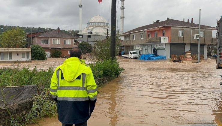 Şiddetli sağanak sonucu dere taştı, ev ve iş yerlerini su bastı