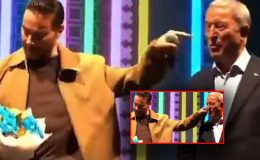 Sinan Akçıl'ın konserinde talihsiz an kamerada: Eli yanlışlıkla Hulusi Akar'ın yüzüne çarptı